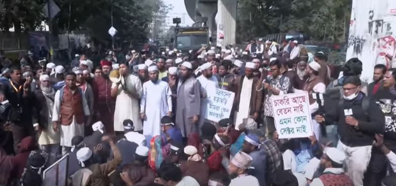 প্রধান উপদেষ্টাকে ইবতেদায়ি শিক্ষকদের স্মারকলিপি, দাবি আদায়ে চলবে আন্দোলনও